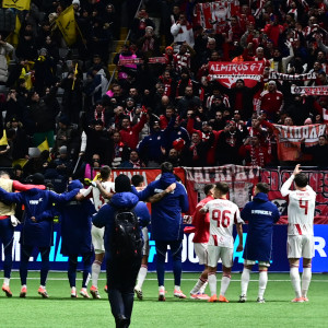 Παίκτες και κόσμος έγιναν ένα και πανηγύρισαν μαζί τη νίκη του Ολυμπιακού στο Καζακστάν (video)