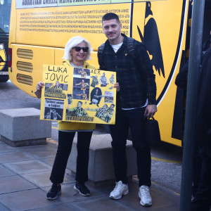 Η έκπληξη στον Λούκα Γιόβιτς από θαυμάστρια του στο αεροδρόμιο (video)