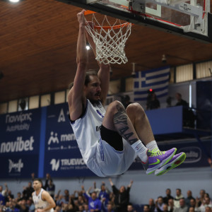 Ο Γουέαρ σε εντυπωσιακή φάση κάρφωσε με «μανία» το καλάθι του Άρη (video)