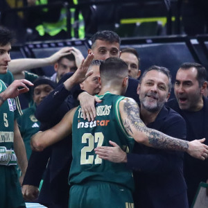 Το απίστευτο buzzer beater του Τολιόπουλου στο ημίχρονο του ΑΕΚ - Παναθηναϊκός (video)