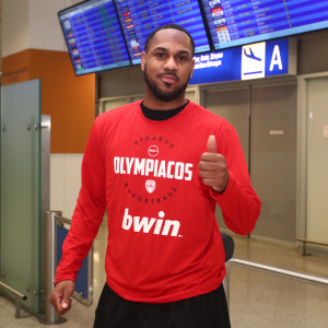 Ο Μόντε Μόρις έφτασε στο «Ελ. Βενιζέλος» για λογαριασμό του Ολυμπιακού - Περνάει από ιατρικά και πιάνει δουλειά