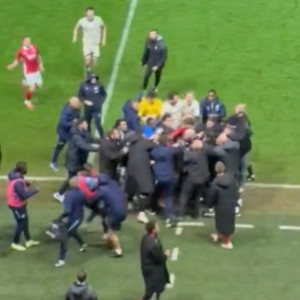 Απίστευτο ξύλο κι επεισόδια παικτών στο Μπρίστολ Σίτι-Μίλγουολ (video)