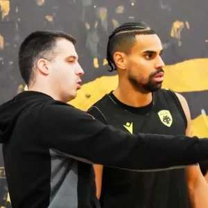 Τα ενθαρρυντικά μηνύματα από τον Κλαβέλ στην ΑΕΚ ενόψει Λεβίτσε και η κατάσταση του Κουζμίνσκας