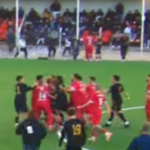 Χαμός στο Χερσόνησος - Εργοτέλης: Πρώην παίκτης του Παναθηναϊκού κουτούλησε αντίπαλο! (video)