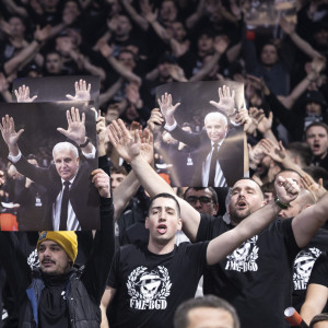 H μορφή του Ομπράντοβιτς στο γήπεδο της Παρτίζαν - Kλάμματα και αποδοκιμασίες για τη διοίκηση (video)