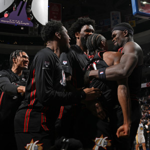 Αδιανόητο φινάλε στην Φιλαδέλφεια: Νικητήριο καλάθι του Ετζεκόμπε και απίθανο μπλοκ του Μάξεϊ (video)