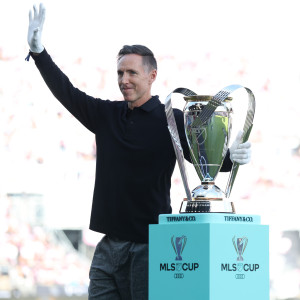 Γιατί ένας θρύλος του NBA κουβάλησε το τρόπαιο του MLS πριν τον μεγάλο τελικό φορώντας γάντια (video)