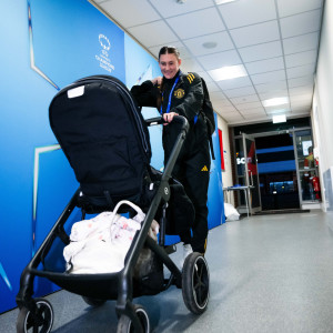 Με το μωρό στη δουλειά - Ακόμα κι είναι στα αποδυτήρια για να παίξεις σε έναν αγώνα Champions League