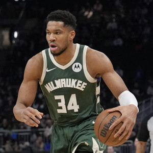 «Συναντήθηκε με τους συμπαίκτες του ο Αντετοκούνμπο - Τους τόνισε την ανάγκη να επικεντρωθούν στο μπάσκετ»