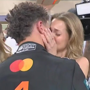 Το «τρυφερό» φιλί του Νόρις στην καλλονή σύντροφό του με το που κατέκτησε την κορυφή!