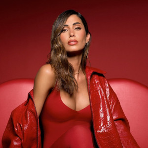 Σύντροφος ποδοσφαιριστή φωτογραφήθηκε μπροστά από χριστουγεννιάτικο δέντρο με εσώρουχο (photos)