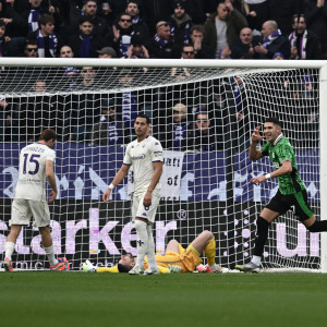 Συνεχίζεται η κατηφόρα για τη Φιορεντίνα: Ήττα με ανατροπή από τη Σασουόλο