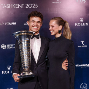 Η σέξι εμφάνιση της συντρόφου του Λάντο Νόρις στα βραβεία της FIA (photo)