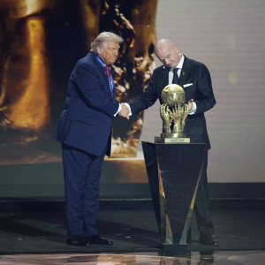 Ο Ντόναλντ Τραμπ βραβεύτηκε με το νεοσύστατο «Βραβείο Ειρήνης» της FIFA