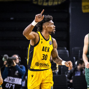 Ο Σίλβα ξεσήκωσε τον κόσμο της ΑΕΚ με εμφατικό κάρφωμα (video)