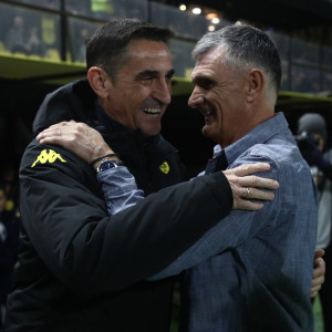 Η αγκαλιά Χιμένεθ - Μεντιλίμπαρ στο φινάλε του ματς Άρης - Ολυμπιακός