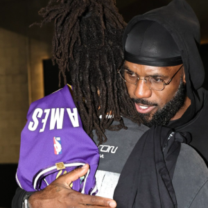 Η αναγνώριση του «Βασιλιά» στον... ανερχόμενο MVP: Το ξεχωριστό δώρο του ΛεΜπρόν στον Καστλ