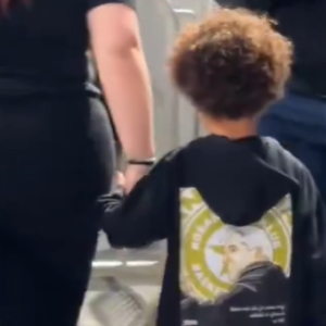 Ο Λεσόρ τζούνιορ στο Βελιγράδι φορώντας φούτερ... Ομπράντοβιτς (video)