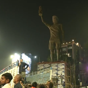 Το γιγαντιαίο άγαλμα του Μέσι στην Ινδία έχει 20 μέτρα ύψος και φτιάχτηκε σε μόλις 40 μέρες (video)