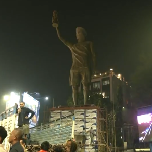 Το γιγαντιαίο άγαλμα του Μέσι στην Ινδία έχει 20 μέτρα ύψος και φτιάχτηκε σε μόλις 40 μέρες (video)