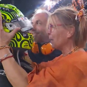 Η «τρυφερή» αγκαλιά του Νόρις με την καλλονή σύντροφό του και τους γονείς του (video)