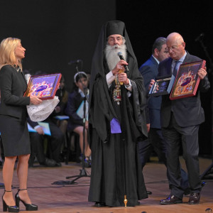 Ο Ολυμπιακός και ο Βαγγέλης Μαρινάκης στο πλευρό της Ιεράς Μητροπόλεως Πειραιώς