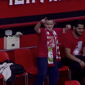 Απίστευτος πιτσιρικάς χόρευε σε κάθε πόντο του Ολυμπιακού (video)