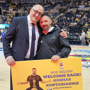 Η Φενέρ βράβευσε τον φυσιοθεραπευτή του Παναθηναϊκού, Κοσμά Κοντογιάννη (photo)