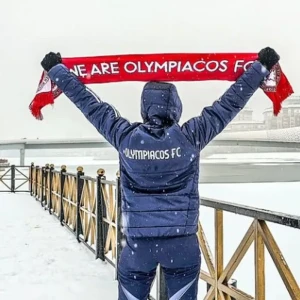 Η «ερυθρόλευκη» ανάρτηση του Ολυμπιακού από τη χιονισμένη Αστάνα