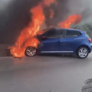 Παίκτης της αντιπάλου της ΑΕΚ γλίτωσε από θαύμα - Κάηκε ολοσχερώς το αμάξι του (video)