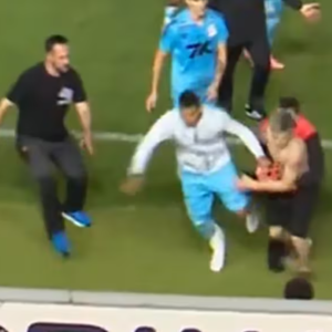 Οπαδός της Σάντος «μπούκαρε» στο γήπεδο για selfie με τον Νεϊμάρ και τραυμάτισε παίκτη (video)