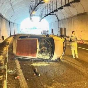 Στιγμές σοκ για την Πηγή Δεβετζή: Ενεπλάκη σε τροχαίο, ανετράπη το αυτοκίνητό της (video)