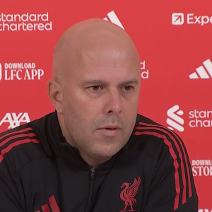 Ο Σλοτ απέφυγε να απαντήσει γιατί άφησε στον πάγκο τον Σαλάχ - «Είναι φυσιολογικό να γίνεται πολλή συζήτηση...»