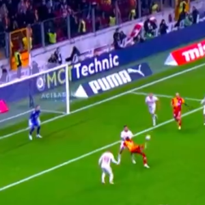 Το απίθανο γκολ με «ψαλιδάκι» του Οσιμέν που «σκότωσε» την Σαμσουνσπόρ (video)