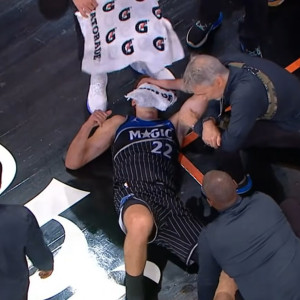 Σοκαριστικός τραυματισμός του Βάγκνερ στο γόνατο - Τον πήραν υποβασταζόμενο από το παρκέ (video)