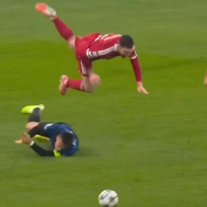 Ο Λαουτάρο... αναποδογύρισε τον Ρόμπερτσον με σκληρό τάκλιν (video)