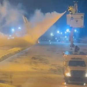 Προσπαθούσαν να ξεπαγώσουν το χιόνι για να αναχωρήσει ο Ολυμπιακός - Έφυγε με μια ώρα καθυστέρηση