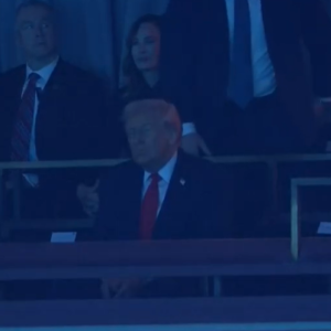 Η Μελάνια άργησε να πάει στην κλήρωση του Μουντιάλ - Το βλέμμα του Τραμπ (video)