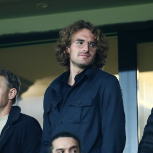 Μέσα στα μέλια ο Τσιτσιπάς - Το τρυφερό φιλί στη νέα σύντροφό του (video)