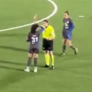 Απίστευτο περιστατικό: Οπαδός είπε σε διαιτήτρια «πήγαινε σπίτι να πλύνεις τα πιάτα» (video)