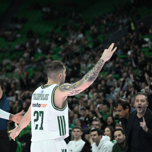 Εντυπωσιακό buzzer-beater του Τολιόπουλου στο φινάλε του πρώτου δεκαλέπτου (video)