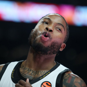 Δείγμα αποχώρησης: Ο Ταϊρίκ Τζόουνς καθηλωμένος στον πάγκο της Παρτίζαν