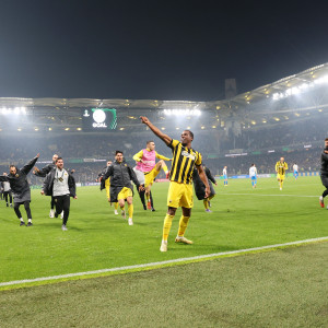 Απίστευτο περιστατικό με ασθενή στις κερκίδες της «OPAP Arena» - «Παιδιά, κάντε λίγο στην άκρη να δω το πέναλτι»