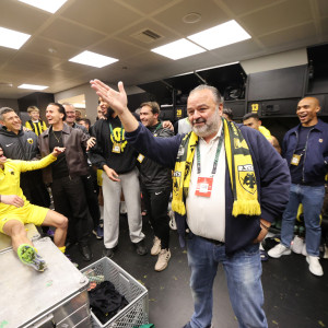 Ο Μάριος Ηλιόπουλος μοίρασε πριμ μισό εκατ. ευρώ μετά την πρόκριση της ΑΕΚ! (video)