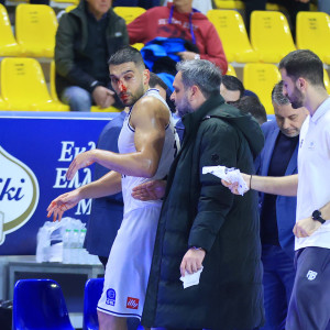 Συγκρούστηκε άσχημα ο Κασελάκης με τον Σάλας - Υπέστη κάταγμα στη μύτη