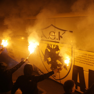 Αποθεωτική υποδοχή της ΑΕΚ στη Νέα Φιλαδέλφεια από την Original 21 (video)