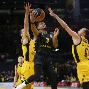 Τα παράπονα του Άρη για τη διαιτησία στο πρώτο ημίχρονο του αγώνα με την ΑΕΚ