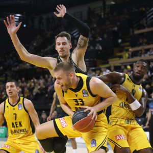 Ο άνθρωπος που άλλαξε τον ρυθμό: Ο Χαραλαμπόπουλος έγινε σημείο αναφοράς για την ΑΕΚ στην άμυνα