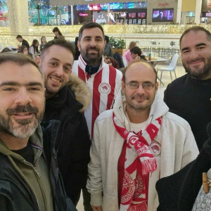 Από την Πάρο στην Αστάνα: Η Οδύσσεια μιας τρελοπαρέας για τον Ολυμπιακό