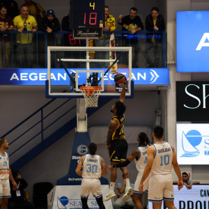 Η Μύκονος πήγε για ανατροπάρα, η ΑΕΚ έμεινε όρθια και έφυγε με «διπλό»